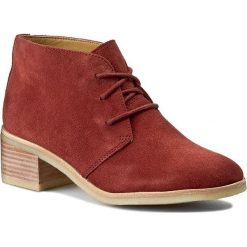 Botki CLARKS - Phenia Carnaby 261142394 Terracotta. Czerwone botki damskie na obcasie Clarks, z kauczuku. W wyprzedaży za 329,00 zł.