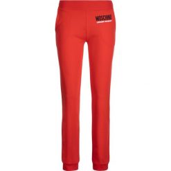Spodnie dresowe Moschino Underwear & Swim A4206 9029. Czerwone spodnie damskie Moschino Underwear & Swim, l, z bawełny. W wyprzedaży za 379,00 zł.