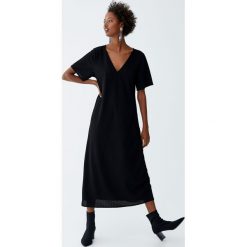 Długa sukienka z krótkim rękawem. Czarne sukienki damskie Pull&Bear, bez wzorów, bez kołnierzyka, z długim rękawem, długie, mini. Za 99,90 zł.