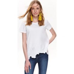 ELEGANCKI T-SHIRT DAMSKI ZDOBIONY KWIATOWYM HAFTEM. Białe t-shirty damskie marki Top Secret, z haftami, z koronki, eleganckie, bez kołnierzyka. Za 59,99 zł.