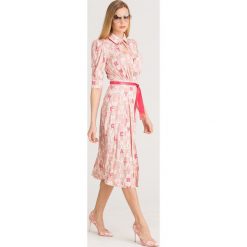 SUKIENKA Elisabetta Franchi. Różowe sukienki damskie Elisabetta Franchi, na co dzień, w paski, z wiskozy, z okrągłym kołnierzem, bez rękawów, midi, proste. Za 1209,00 zł.