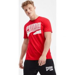 Puma Rebel Bold Koszulka Czerwony. Czerwone podkoszulki męskie Puma, l, z nadrukiem, z bawełny, bez kołnierzyka, krótkie. Za 111,95 zł.