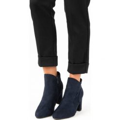 ELEGANCKIE ZAMSZOWE BOTKI. Niebieskie botki damskie marki KYLIE, z zamszu, eleganckie, bez obcasa, bez zapięcia. Za 129,90 zł.