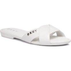 Klapki DKNY - Kiara K2933660 White. Białe klapki damskie DKNY, z aplikacjami, ze skóry ekologicznej, bez obcasa, na obcasie. W wyprzedaży za 259,00 zł.