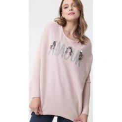Jasnoróżowy Sweter Malabar. Różowe swetry damskie Born2be, xl, z aplikacjami, klasyczne, z długim rękawem, długie, bez kaptura. Za 119,99 zł.
