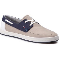 Mokasyny TOMMY HILFIGER - Seasonal Core Boat Shoe Sneaker FM0FM02205 Cobblestone 068. Szare mokasyny męskie TOMMY HILFIGER, na co dzień, bez wzorów, z tworzywa sztucznego, eleganckie, bez zapięcia. Za 299,00 zł.