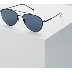 Lacoste Okulary przeciwsłoneczne matte blue. Niebieskie okulary przeciwsłoneczne męskie wayfarery Lacoste. W wyprzedaży za 503,20 zł.