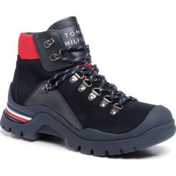 Trapery TOMMY HILFIGER - Fun Outdoor Bootie FW0FW04346 Midnight 403. Niebieskie trapery damskie TOMMY HILFIGER, ze skóry, klasyczne, bez obcasa, bez zapięcia. W wyprzedaży za 349,00 zł.