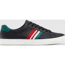 Czarne tenisówki z paskiem. Czarne buty sportowe męskie marki Pull&Bear, bez wzorów, sportowe, bez zapięcia. Za 89,90 zł.