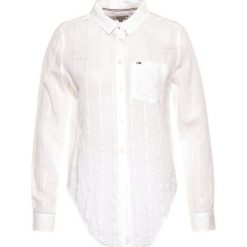 Koszula Tommy Jeans Front Knot DW0DW07945. Niebieskie bluzki damskie Tommy Jeans, l, bez wzorów, z poliesteru, bez kołnierzyka, bez rękawów. Za 359,00 zł.