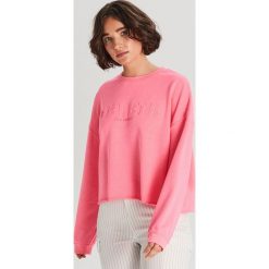Bluza z tłoczonym napisem - Różowy. Różowe bluzy damskie Cropp, s, z napisami, bez rękawów, bez kaptura. Za 59,99 zł.