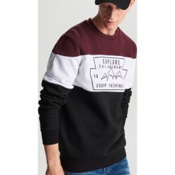 Trójkolorowa bluza z nadrukiem - Czarny. Czarne bluzy męskie Cropp, s, z nadrukiem, bez kołnierzyka, bez rękawów, bez kaptura. Za 79,99 zł.