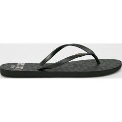 Roxy - Japonki. Czarne klapki damskie Roxy, bez wzorów, z gumy, bez obcasa. W wyprzedaży za 59,90 zł.