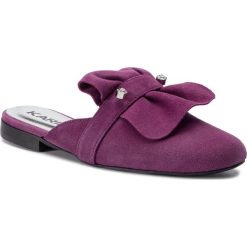 Klapki KARINO - 2914/158 Fiolet. Fioletowe klapki damskie Karino, z aplikacjami, ze skóry, bez obcasa, na obcasie. W wyprzedaży za 209,00 zł.