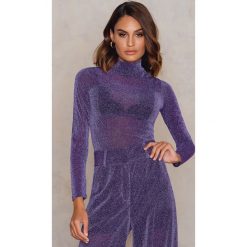 NA-KD Party Brokatowy top ze stójką - Purple. Fioletowe topy damskie NA-KD Party, bez wzorów, z poliesteru, ze stójką. W wyprzedaży za 36,58 zł.