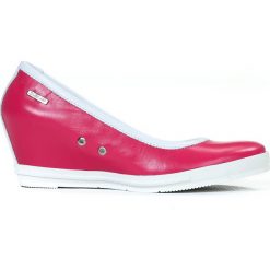 Półbuty na koturnie - skóra naturalna - model 024 - kolor fuksja. Czerwone półbuty damskie Zapato, z nadrukiem, z jeansu, eleganckie, na wysokim obcasie, na platformie, bez zapięcia. W wyprzedaży za 173,40 zł.
