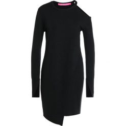 81hours Studio SLIT SHOULDER DRESS Sukienka dzianinowa black. Czarne sukienki damskie marki 81hours Studio, m, bez wzorów, z wełny, bez kołnierzyka, bez rękawów. W wyprzedaży za 377,55 zł.