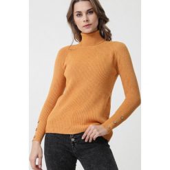 Camelowy Golf Bigtouch. Brązowe swetry damskie Born2be, na zimę, s, bez wzorów, z dzianiny, z długim rękawem, długie, bez kaptura. Za 99,99 zł.
