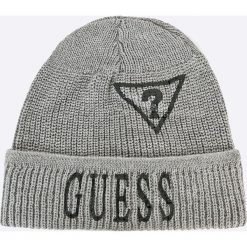 Guess Jeans - Czapka. Szare czapki zimowe męskie Guess Jeans, na zimę, z aplikacjami, z dzianiny. W wyprzedaży za 89,90 zł.