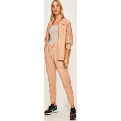 Reebok Classic - Spodnie x Gigi Hadid. Brązowe spodnie damskie Reebok Classic, s, bez wzorów, z bawełny, casualowe. W wyprzedaży za 339,90 zł.
