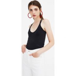 Koszulka basic na skrzyżowanych ramiączkach. Szare koszulki damskie marki Pull&Bear, bez wzorów, bez kołnierzyka, bez rękawów. Za 29,90 zł.