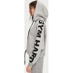 Bluzy rozpinane damskie: Bluza z napisami na rękawach - Jasny szar