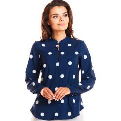 Granatowa Wzorzysta Elegancka Koszulowa Bluzka na Stójce. Niebieskie podkoszulki damskie Molly.pl, s, bez wzorów, z tkaniny, eleganckie, ze stójką, z długim rękawem. Za 106,90 zł.