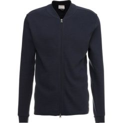 Knowledge Cotton Apparel OTTOMAN ZIP CARDIGAN Kardigan total eclipse. Niebieskie kardigany męskie marki Knowledge Cotton Apparel, xs, bez wzorów, z bawełny. Za 419,00 zł.