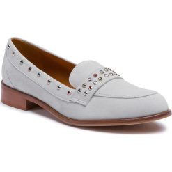 Lordsy SOLO FEMME - 96642-05-G15/000-03-00 Jasny Szary. Szare półbuty damskie Solo Femme, z aplikacjami, ze skóry, bez obcasa, na obcasie, bez zapięcia. W wyprzedaży za 239,00 zł.