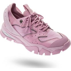 SNEAKERSY CLARICE Calvin Klein Jeans. Różowe sneakersy damskie Calvin Klein Jeans, z jeansu. Za 599,40 zł.
