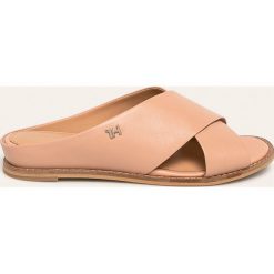 Tommy Hilfiger - Klapki skórzane. Czarne klapki damskie TOMMY HILFIGER, bez wzorów, ze skóry, bez obcasa, na obcasie. Za 539,90 zł.