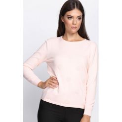 Jasnoróżowy Sweter In My Feelings. Szare swetry klasyczne damskie Born2be, l, z okrągłym kołnierzem. Za 59,99 zł.