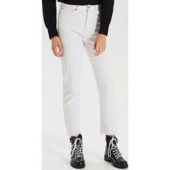 Białe jeansy straight - Biały. Białe jeansy damskie Cropp. W wyprzedaży za 29,99 zł.