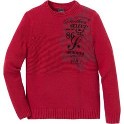 Sweter z nadrukiem z bawełny z recyclingu bonprix ciemnoczerwony. Czerwone swetry męskie bonprix, s, z nadrukiem, z bawełny, bez kołnierzyka, bez kaptura. Za 109,99 zł.