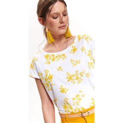 Luźny t-shirt w kwiaty. Białe t-shirty damskie Top Secret, z nadrukiem, bez kołnierzyka. W wyprzedaży za 19,99 zł.