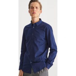 Bawełniana koszula slim fit - Granatowy. Niebieskie koszule męskie slim Reserved, m, z bawełny. Za 69,99 zł.