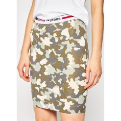Spódnica ołówkowa Tommy Jeans Tjw Camo Bodycon DW0DW08301. Zielone spódniczki damskie Tommy Jeans, m, bez wzorów, z elastanu, mini, ołówkowe. W wyprzedaży za 229,00 zł.