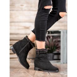 CiepŁe kowbojki z dŻetami. Kozaki damskie Ideal Shoes, z zamszu, bez obcasa, bez zapięcia. Za 99,00 zł.