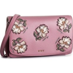 Torebka DKNY - R92EUC38 Canyon Rose 0CR. Różowe listonoszki damskie DKNY, bez wzorów, ze skóry, bez dodatków. W wyprzedaży za 639,00 zł.