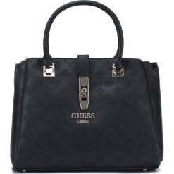 Guess Peony Classic Torebka Czarny. Czarne torebki klasyczne damskie Guess, w paski, z materiału, bez dodatków. Za 609,95 zł.
