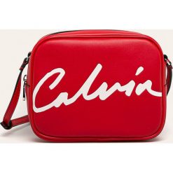 Calvin Klein Jeans - Torebka. Czerwone listonoszki damskie Calvin Klein Jeans, w paski, z jeansu, na ramię, małe, z nadrukiem, bez dodatków. Za 269,90 zł.