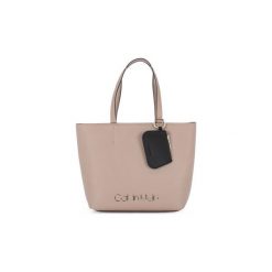 Torby na ramię Calvin Klein Jeans MUSK MED SHOPPER. Różowe torby damskie na zakupy Calvin Klein Jeans, bez wzorów, z jeansu, na ramię, bez dodatków. Za 682,76 zł.