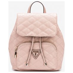 Guess Astrid Plecak Różowy. Różowe plecaki damskie Guess, w paski, z materiału. Za 566,95 zł.