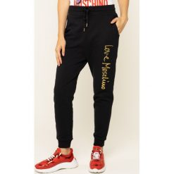 Spodnie dresowe LOVE MOSCHINO W139507M 4068. Czarne spodnie damskie Love Moschino, s, z bawełny. W wyprzedaży za 499,00 zł.