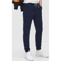 Joggery slim - Granatowy. Niebieskie spodnie męskie Cropp, m. Za 129,99 zł.