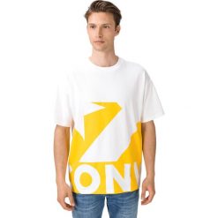 Converse Chevron Icon Remix Koszulka Żółty Biały. Żółte podkoszulki męskie Converse, xl, z nadrukiem, z bawełny, z krótkim rękawem. Za 154,95 zł.