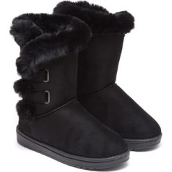Botki w kolorze czarnym. Czarne buty zimowe damskie marki Carla Samuel. W wyprzedaży za 159,95 zł.