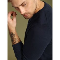 Sweter męski z okrągłym dekoltem. Niebieskie swetry męskie Top Secret, xxl, bez wzorów, z dzianiny, klasyczne, z okrągłym kołnierzem, bez kaptura. Za 69,99 zł.