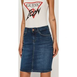 Guess Jeans - Spódnica jeansowa. Niebieskie spódniczki damskie Guess Jeans, na co dzień, z aplikacjami, z elastanu, casualowe, z podwyższonym stanem, mini, ołówkowe. Za 369,90 zł.