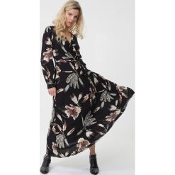 Czarna Sukienka Strict. Czarne sukienki damskie Born2be, s, bez wzorów, bez kołnierzyka, bez rękawów, długie, maxi, kopertowe. Za 129,99 zł.